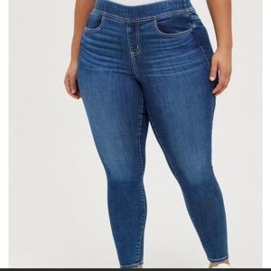 Torrid sz 3S Medium Wash Pull On Lean Jean Jeggings